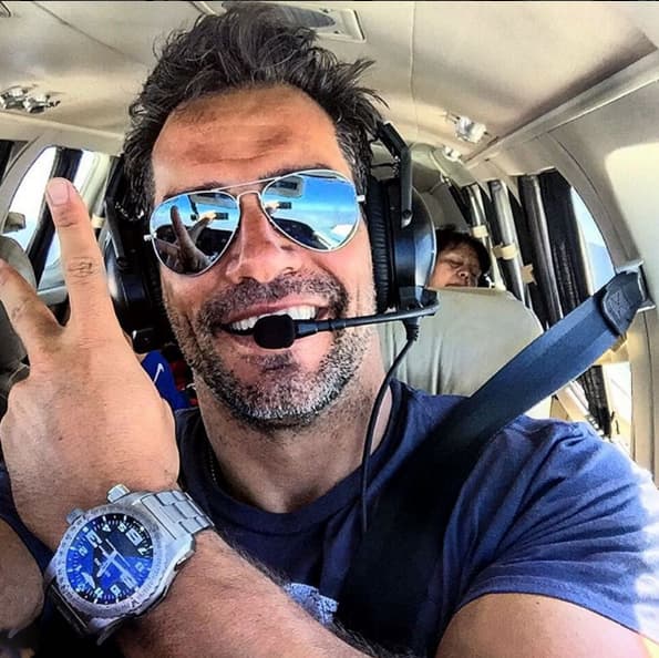 Cristián compró un avión hace algún tiempo y aprovecha para pilotearlo cada vez que puede.