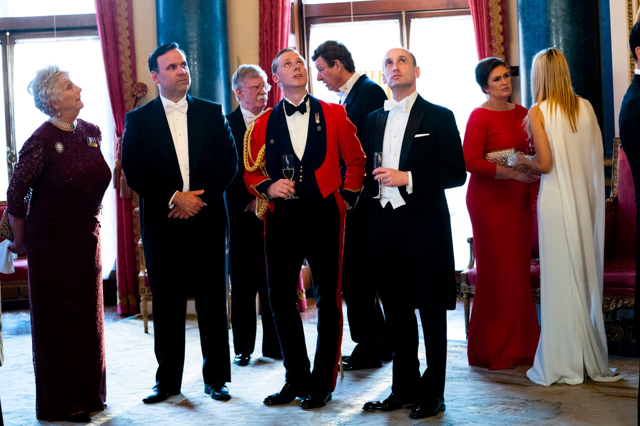 Otros que viajaron con Trump fueron: Daniel Scavino, director de Medios Sociales de la Casa Blanca (segundo desde la izquierda), John Bolton, asesor de seguridad nacional, Stephen Miller, asistente de la Casa Blanca, Sarah Sanders, secretaria de prensa aguardando para entrar al banquete en el Palacio de Buckingham.