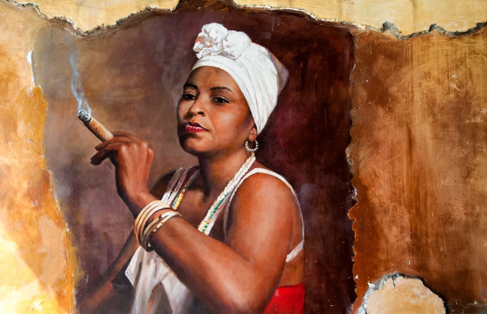 Solo un santero o santera puede hacer la ceremonia de bendición y entregar estos collares a sus 'padrinos' o 'madrinas' porque solamente ellos tienen el 'ashé' necesario para darles su energía, poder y colocarlos en recipientes llamados soperas donde habitan los fundamentos sagrados de los Orishas.