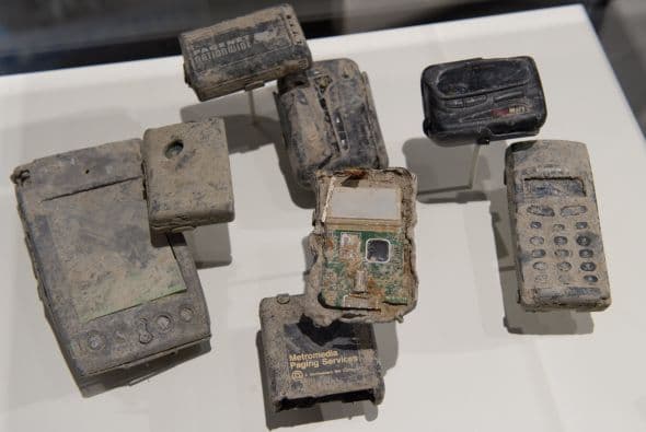 Además de las pasaportes de los secuestradores, también aparecieron entre los restos teléfonos móviles y cientos de documentos y papeles de las víctimas, como la cartera y las tarjetas de crédito de una de las pasajeras, Ruth McCourt.