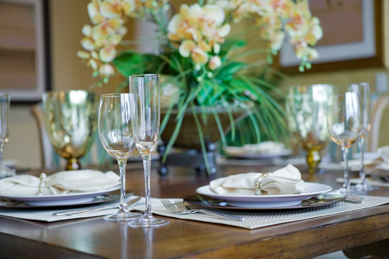 Para beber. Incluye una copa para el agua, y una por cada tipo de alcohol que se sirva, todas en el extremo superior derecho del plato. Si quieres brindar, puedes hacerlo antes de empezar a comer, permaneciendo sentada, o al comenzar el postre, poniéndote de pie.