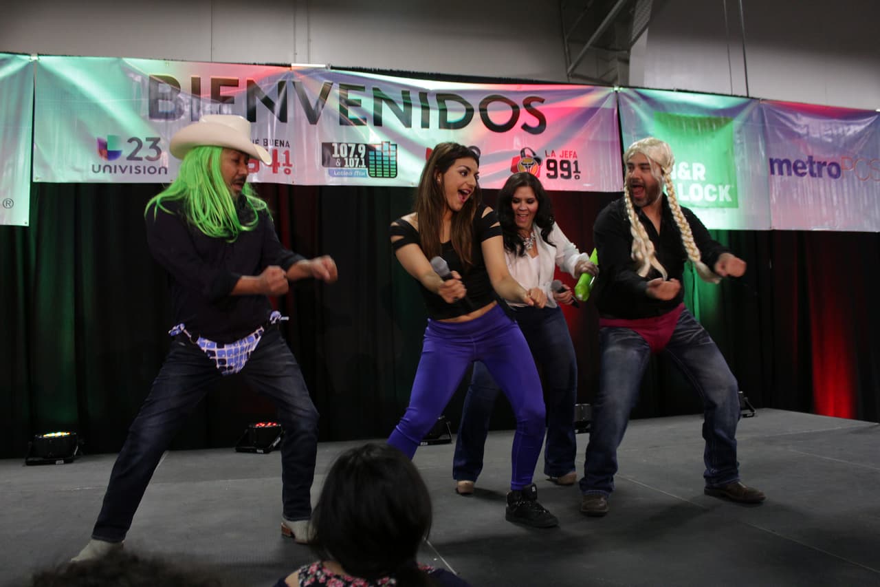 Armaron tremendo relajo bailando, abriendo sus petacas y mucho más!