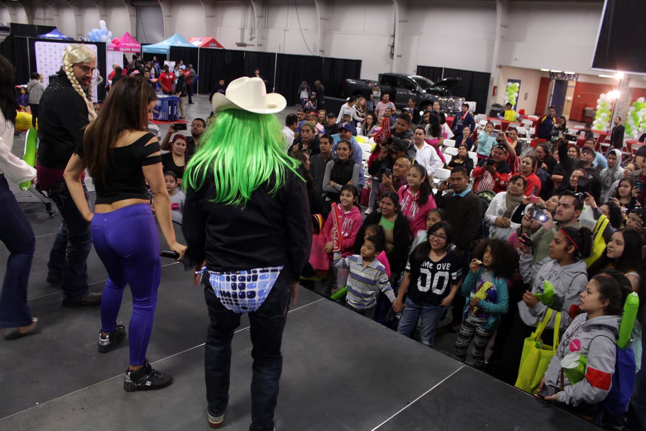 Armaron tremendo relajo bailando, abriendo sus petacas y mucho más!