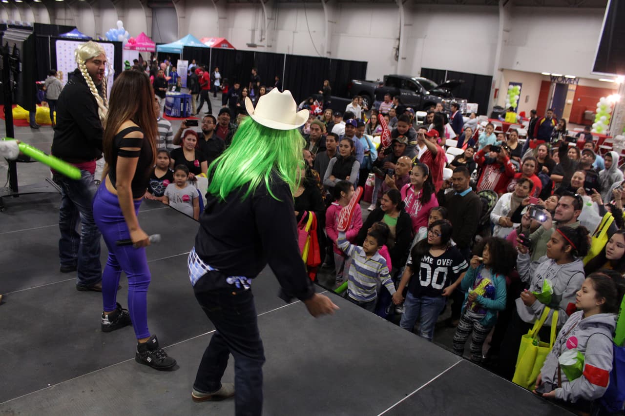 Armaron tremendo relajo bailando, abriendo sus petacas y mucho más!