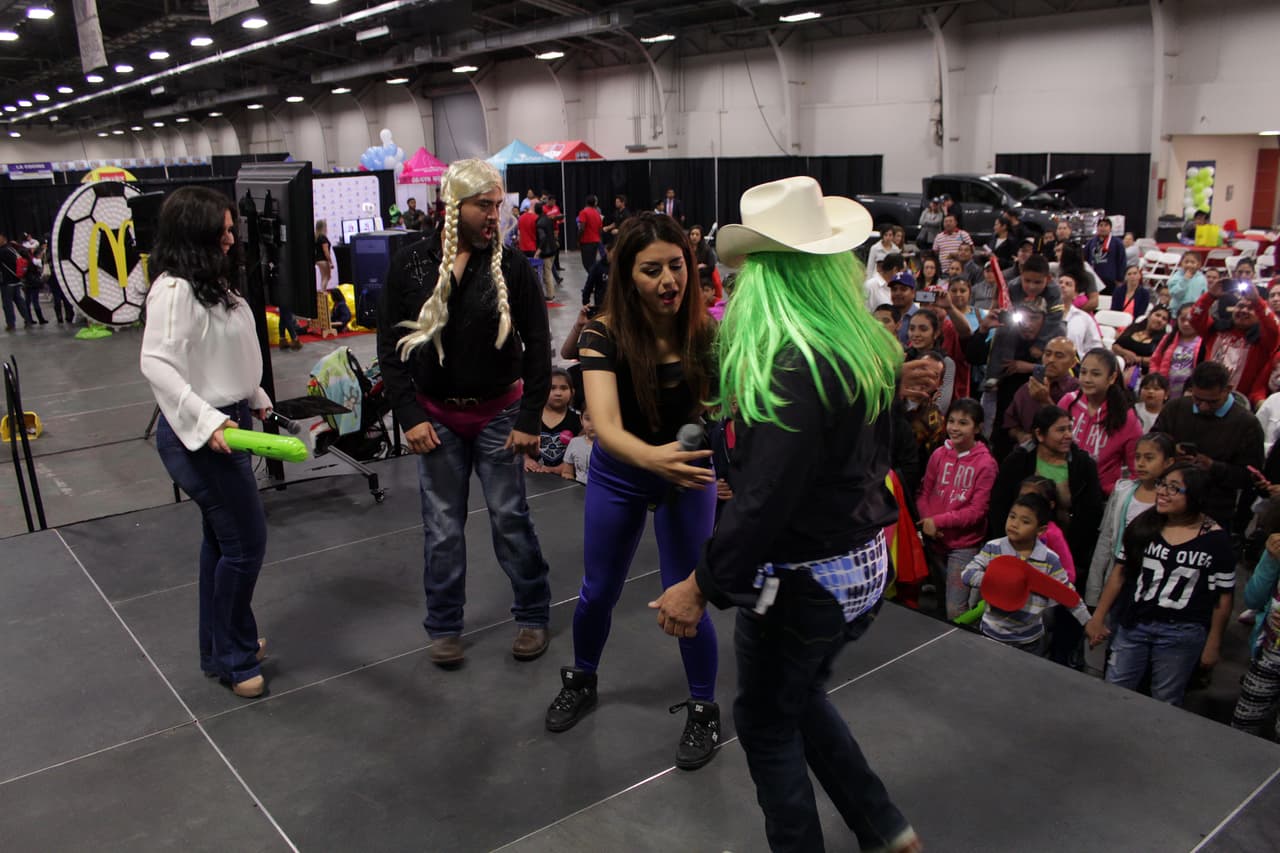 Armaron tremendo relajo bailando, abriendo sus petacas y mucho más!