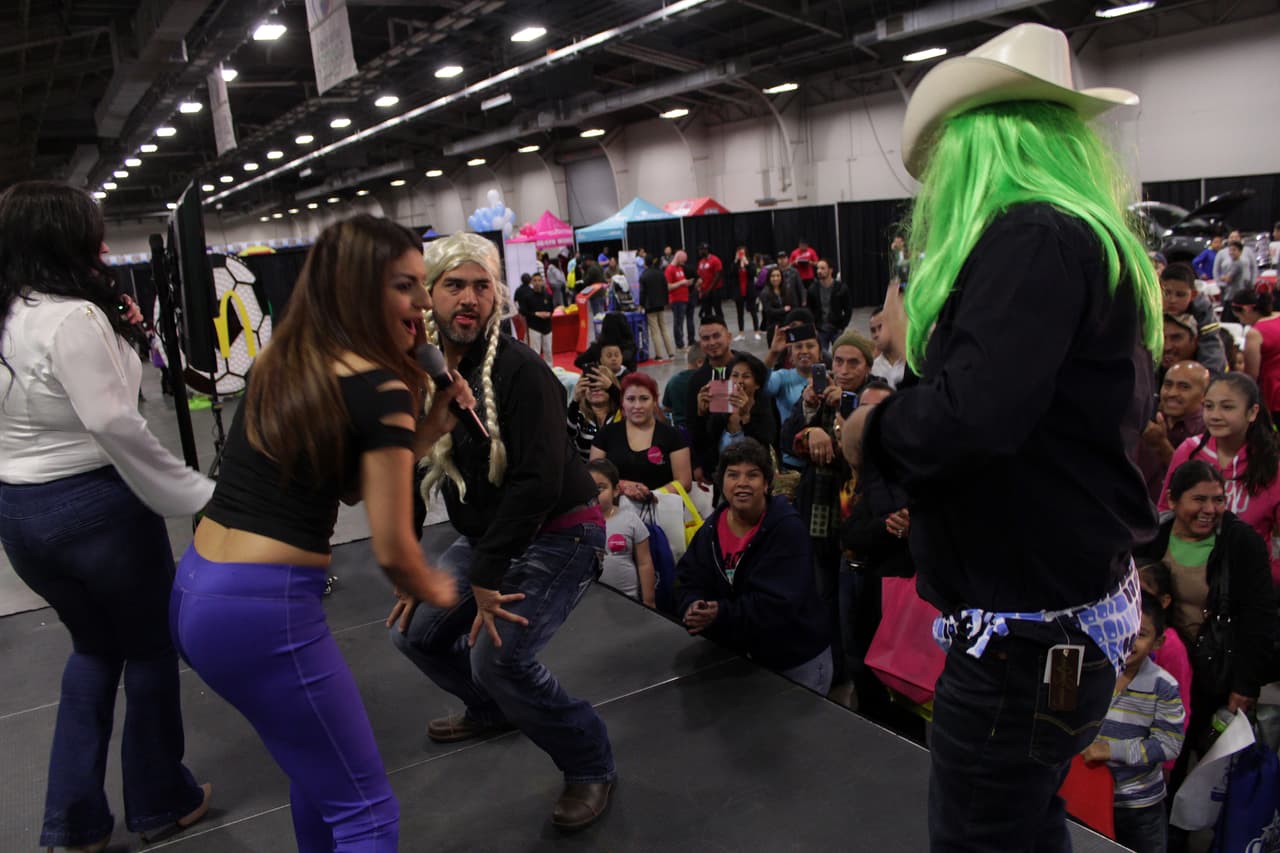 Armaron tremendo relajo bailando, abriendo sus petacas y mucho más!