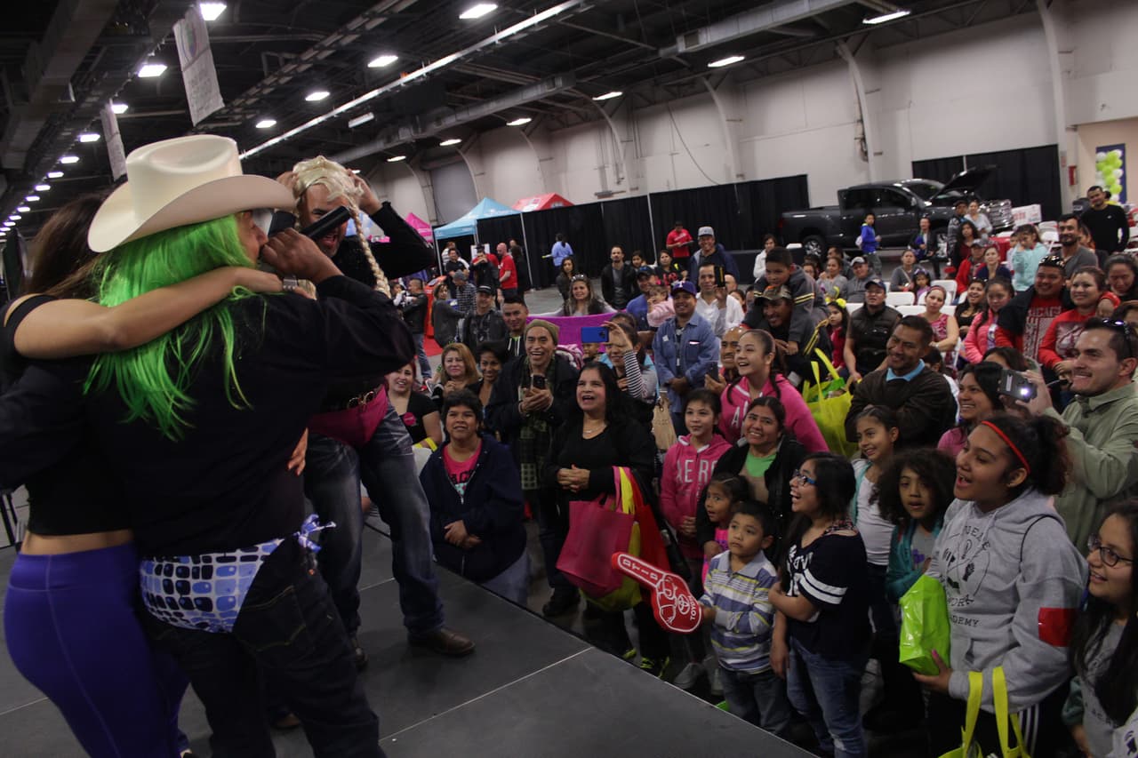 Armaron tremendo relajo bailando, abriendo sus petacas y mucho más!