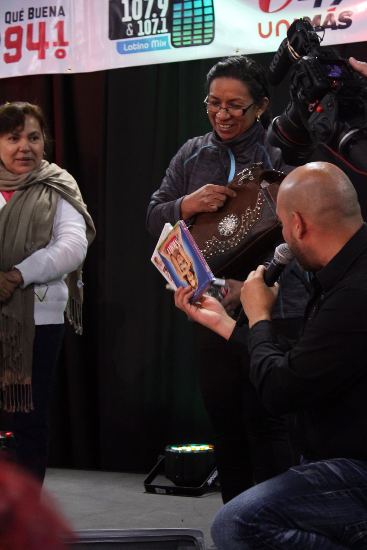 Armaron tremendo relajo bailando, abriendo sus petacas y mucho más!