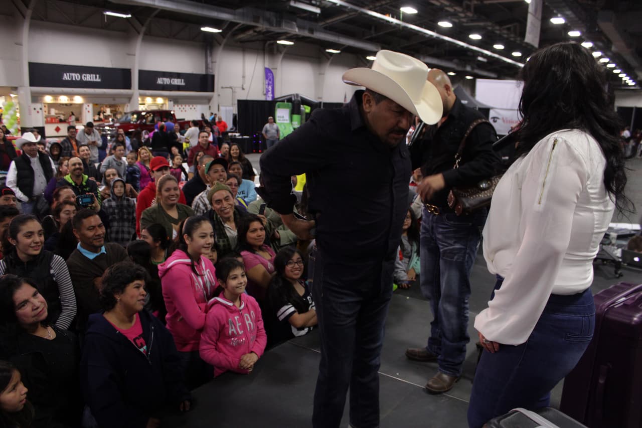 Armaron tremendo relajo bailando, abriendo sus petacas y mucho más!