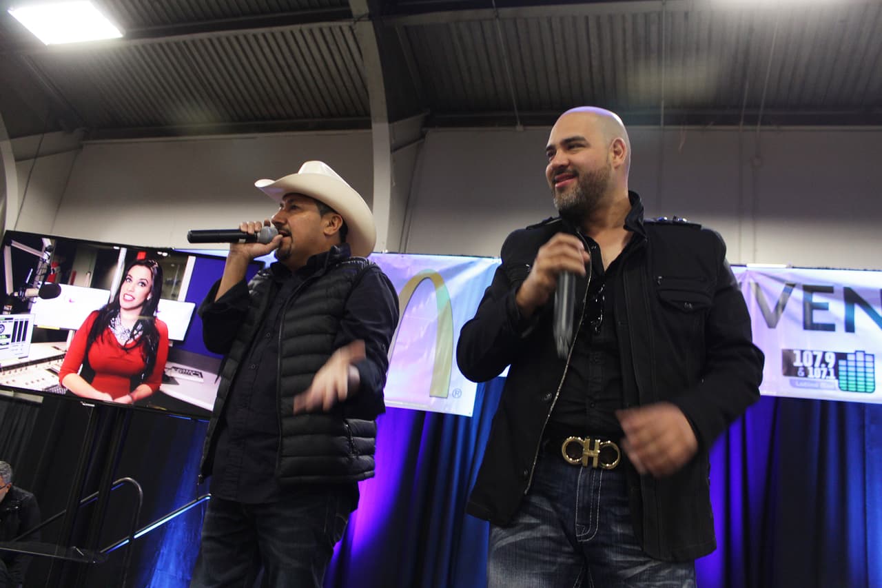 Armaron tremendo relajo bailando, abriendo sus petacas y mucho más!