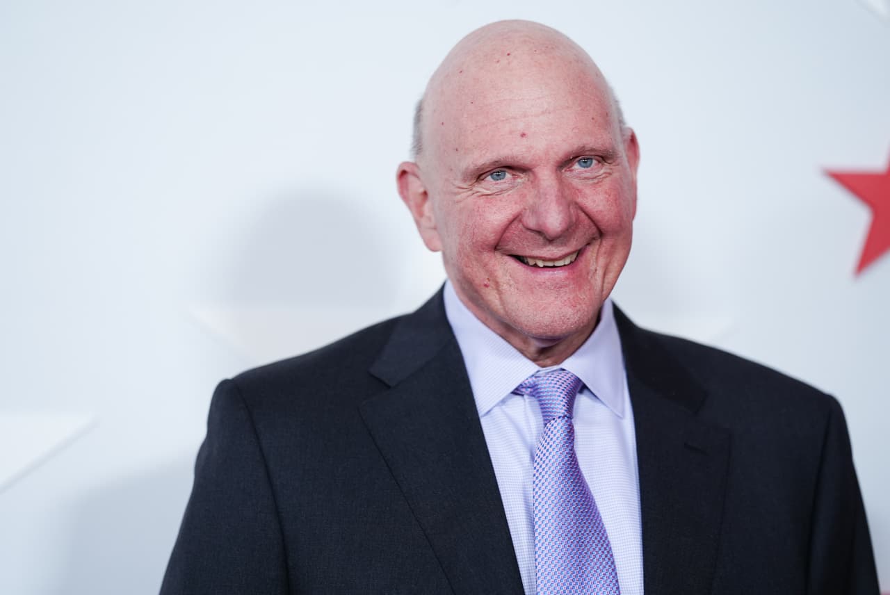 <b>9. Steve Ballmer (Microsoft)</b>
<br>
<br>Steve Ballmer acumula unos 150,700 millones de dólares y ocupa el noveno puesto. Se incorporó a Microsoft en 1980 como empleado número 30, después de conocer a Bill Gates en Harvard. 
<br>
<br>Fue CEO de Microsoft entre 2000 y 2014. Ese mismo año compró los Los Angeles Clippers de la NBA por 2,000 millones de dólares. Una parte fundamental de su fortuna procede de las acciones de Microsoft que conservó después de dejar la compañía.