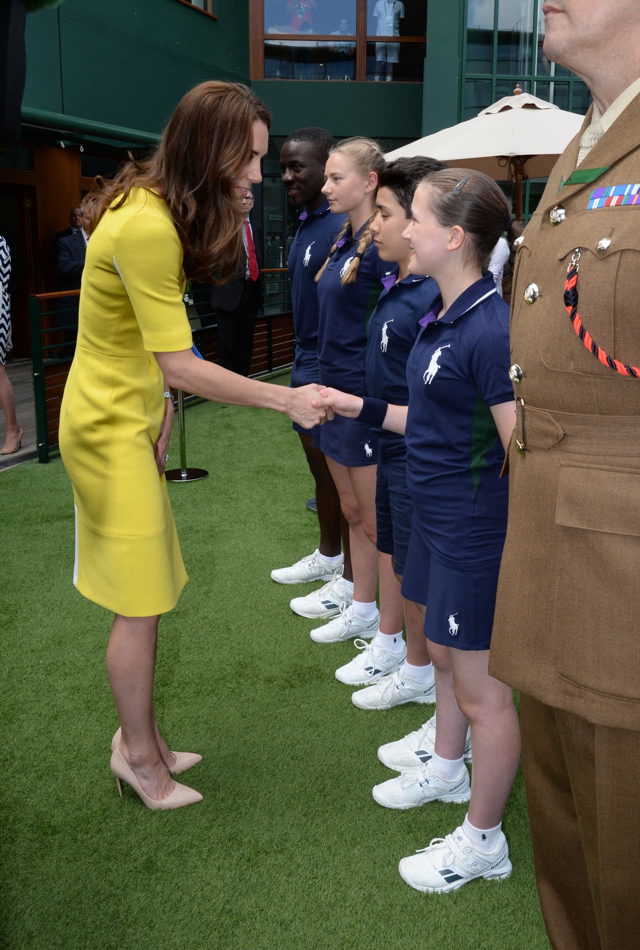 Pero si con el rojo los zapatos nude no son tan predecibles con un vestido amarillo como este de Roksanda resultan ideales. De hecho el amarillo tiene como sus mejores aliados el azul oscuro y el color piel para acompañarlo.