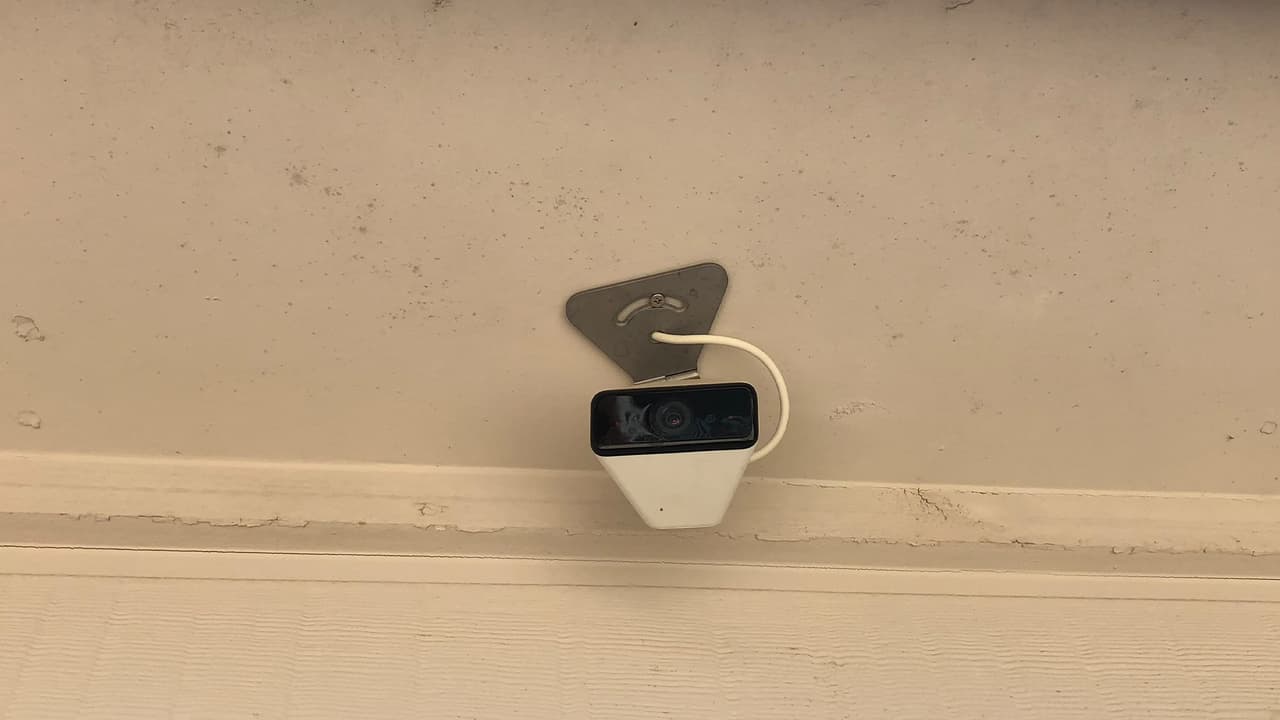 Considere poner cámaras de seguridad en su casa o mejorar la iluminación.