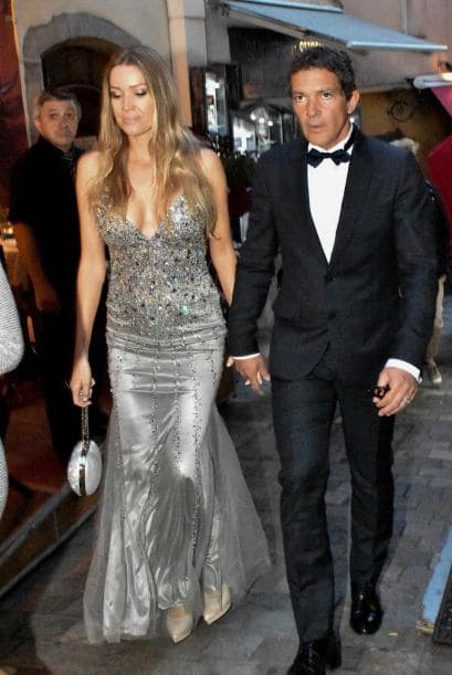 La belleza de Nicole Kimpel sigue trayendo a Antonio Banderas colgado de un ala.