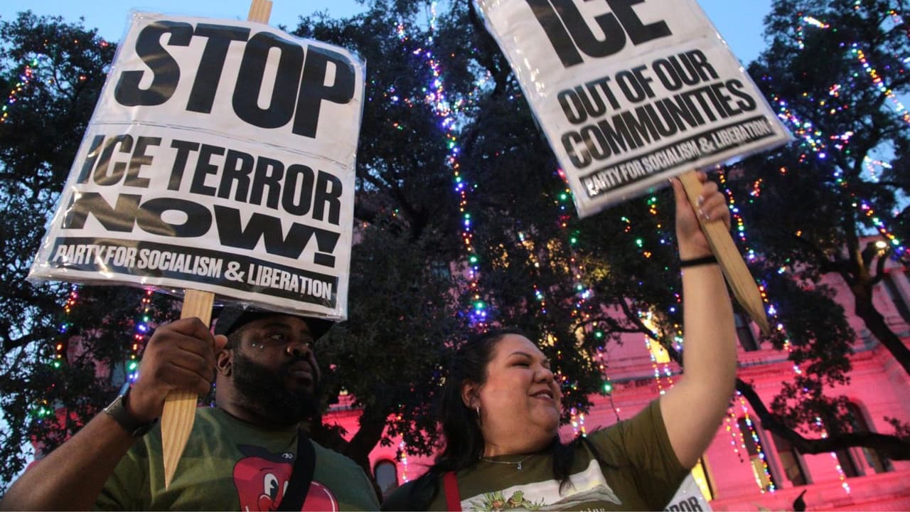 Un grupo de ciudadanos se reunieron en San Antonio para protestar contra ICE, luego de la muerte de Renee Good, de 37 años, durante un operativo en Minneapolis. Los asistentes expresaron su indignación por el uso excesivo de la fuerza contra la mujer, quien documentaba legalmente la actividad de los agentes.