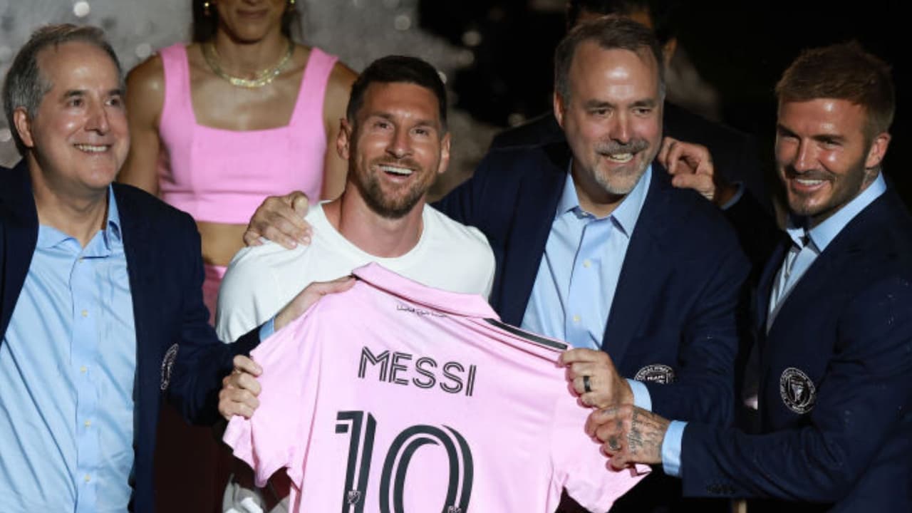 Ni el calor ni la lluvia impidieron que miles de personas llegaran al DRV PNK Stadium para ser testigos de la presentación oficial de Lionel Messi como nuevo jugador estrella del Inter Miami. El astro argentino asistió en compañía de su esposa e hijos y aseguró que ya quiere comenzar a entrenar y ganar.