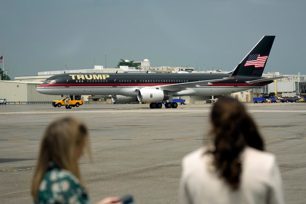 Trump se declaró no culpable de todos los cargos y se espera que sea liberado en espera de juicio. Finalizando la tarde volvió en su avión a Nueva Jersey.
<br>