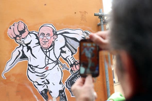 Este miércoles la esquina de la calle Borgo Pío, donde colocó su dibujo, atrajo a turistas y curiosos que se sacaban fotografías.