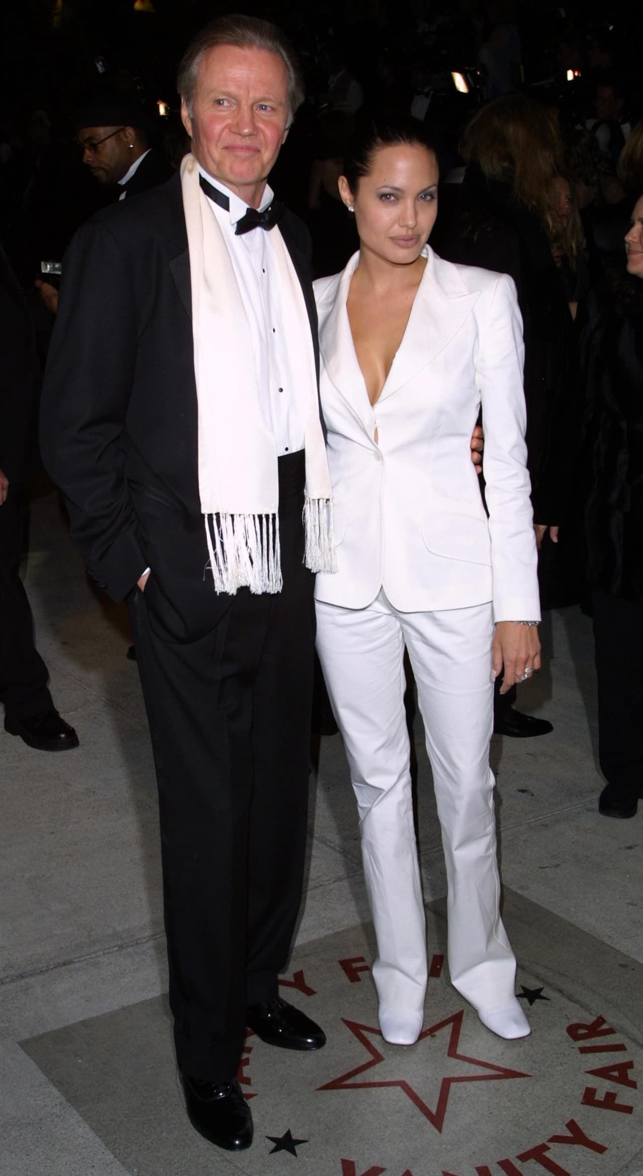 Angelina Jolie y Jon VoigtAños más tarde, Jon dijo públicamente que su hija tenía problemas mentales después de su divorcio con Billy Bob Thornton y eso terminó de enterrar su relación.