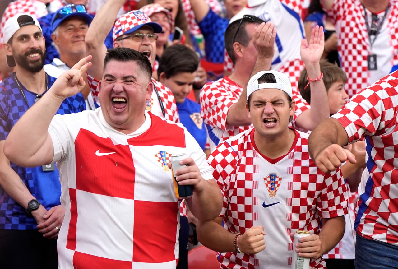Aficionados de Croacia animan durante el partido de la ronda de 32 de la Copa del Mundo de fútbol entre Portugal y Croacia en Toronto, el jueves 2 de julio de 2026.