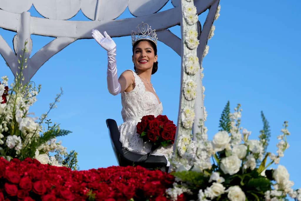 La Reina de las Rosas, Naomi Stillitano, saluda a la multitud en el 135º Desfile de las Rosas en Pasadena, California, el lunes 1 de enero de 2024.