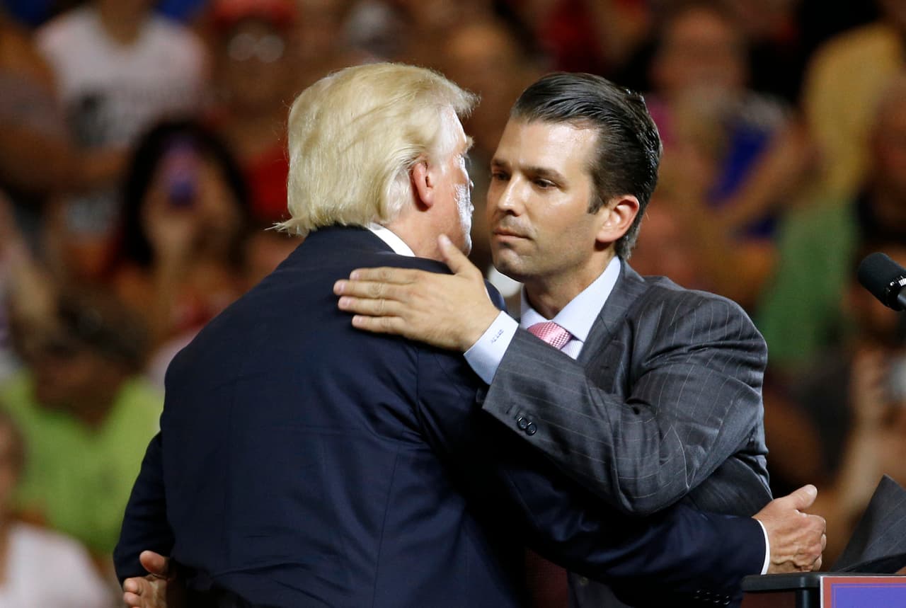 <b>Donald Trump Jr.</b> El hijo del presidente está bajo investigación por su rol en la organización de una 
<b><a href="http://www.univision.com/noticias/politica/en-fotos-los-rostros-de-la-reunion-entre-el-hijo-mayor-de-trump-y-la-abogada-del-gobierno-ruso-fotos" target="_blank">reunión en junio de 2016 con una abogada rusa y otros concurrentes</a></b> en la Torre Trump de Nueva York. Esa reunión fue presuntamente pactada para obtener posible información perjudicial sobre la competidora demócrata 
<b><a href="http://www.univision.com/temas/hillary-clinton" target="_blank">Hillary Clinton</a></b>.