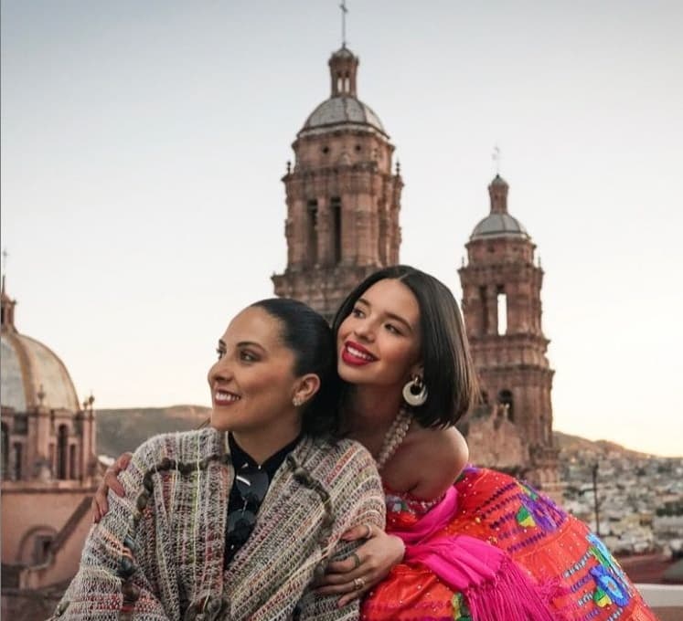 Ángela heredó la belleza de su madre, peor también tiene un gran parecido a su padre el cantante Pepe Aguilar.