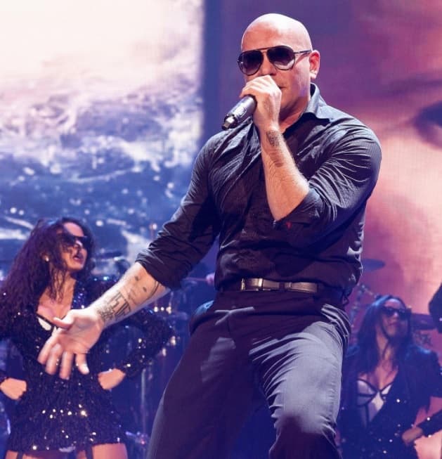 <b>Pitbull </b>concientizó a residentes y visitantes de la Florida: “Por favor sea diligente. Evacue donde sea necesario. Mantenerse a salvo. Estaremos de vuelta más grande, mejor, más fuerte. #hurricaneirma”