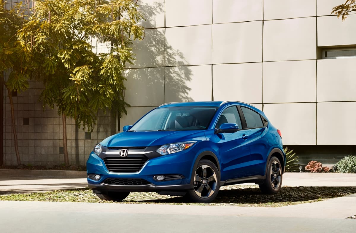 <b>Honda HRV 2018 (Estados Unidos)</b>
<br>Precio: desde 19,670 dólares
<br>Motor: cuatro cilindros, 1.8 litros, 141 hp
<br>Bolsas de aire: seis (frontales, laterales y tipo cortina)
<br>Asistencias: ABS, frenos de disco, distribución electrónica de frenado, asistencia de estabilidad con control de tracción