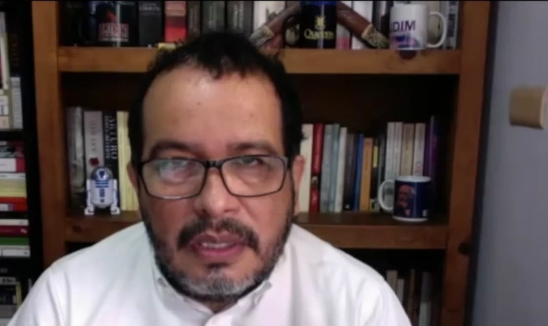 Roberto Echavarría, uno de sus profesores, asegura que a pesar de que la práctica primordial en laboratorios no se ha podido realizar y que se han tenido que utilizar simuladores electrónicos, resalta las ganas de siempre emprender algo nuevo que tiene Ana Laura.
<br>
<br>"No se queda con lo que le da la escuela,
<b>siempre tiene ganas de aprender más</b> y aprovechar las herramientas que están a su alcance en la red", precisa.
<br>
<br>
<br>