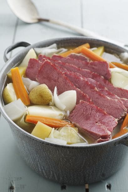 Luego, coloca la pieza de carne en un caldero grande y cubre con agua. Hierve durante 2 horas o hasta que comience a ablandar. (Tarda aproximadamente 1 hora por libra). Prueba con un tenedor. Añade los vegetales y si necesitas, añade más agua. Hierve 40 ó 45 minutos más o hasta que todo esté blando pero no dejes que se deshaga. Si algo está cocido antes, retíralo de la olla mientras lo otro termina de cocinarse y regresa antes de servir.