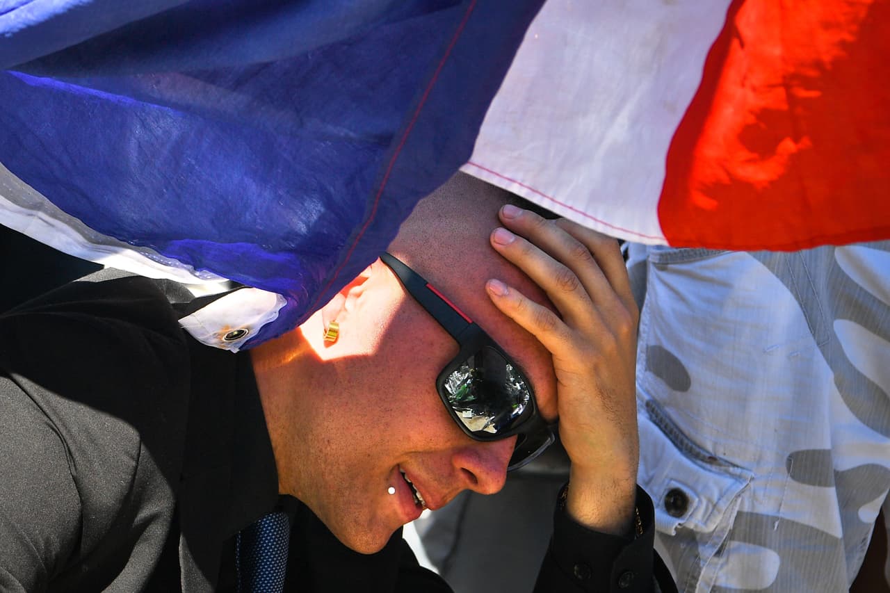 Personas afectadas por la tragedia se reúnen cerca de la escena. El Consejo de Seguridad de Naciones Unidas dijo que "condena en los términos más severos el ataque terrorista salvaje y cobarde".