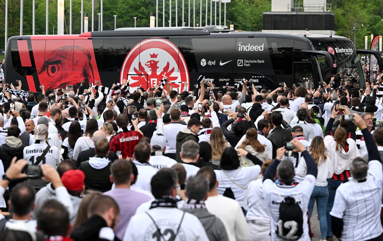 Los fanáticos alemanes han estado enganchados con su equipo desde la salida del Hotel al estadio.
<br>