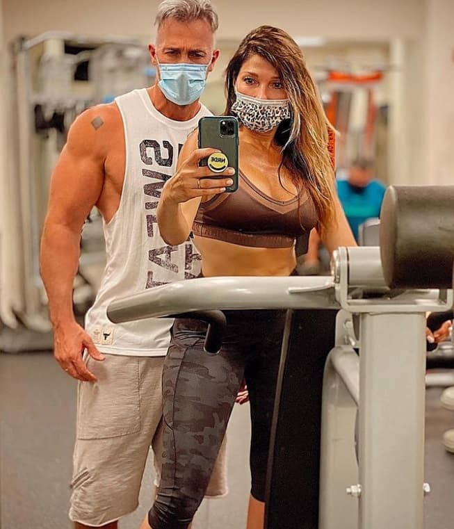 Actualmente realiza sus rutinas de ejercicio a lado de su esposo Osvaldo Sabatini, con quien lleva 23 años de casada.