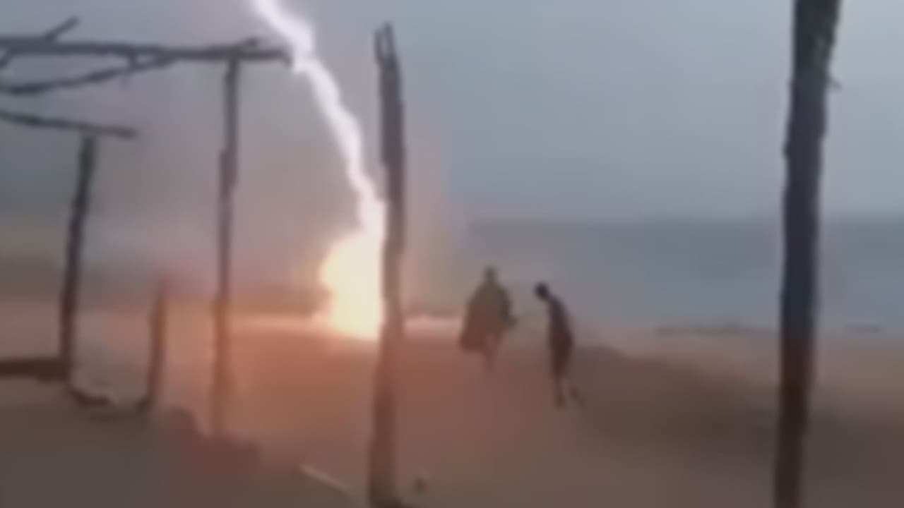 <b>"Les fallé, no pude cuidarla": habla el esposo de la mujer que murió por un rayo en la playa</b>
<br>
<br>Kaled Silva es el esposo de Elvia Torres, la mujer que murió de forma instantánea tras ser alcanzada por un rayo en una playa de México. En medio del dolor, el hombre cuenta que cuando sucedió la tragedia lo primero que hizo fue llamar a la familia de la víctima para pedirles perdón por lo que había sucedido.