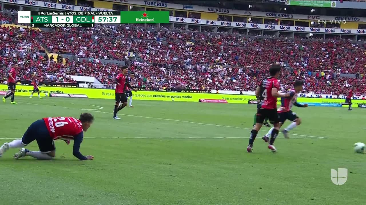 ¡TIRO ATAJADO! disparo por Julián Quiñones.