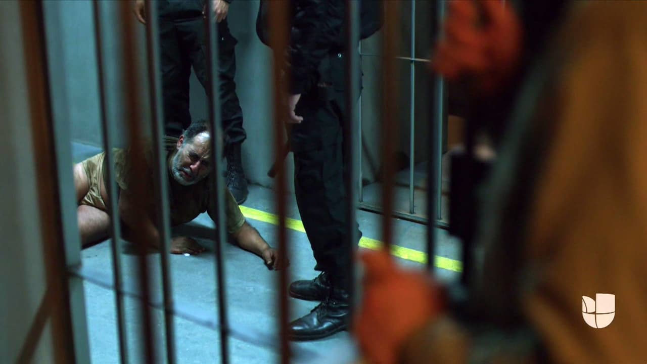 La pronta reacción de los vigilantes impidió su suicidio, pero no el llanto y sus deseos de morir.