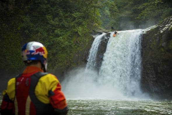 Dane Jackson observa a Rafa Ortiz saltando una cascada durante el Primer Descenso Red Bull: Proyecto Michoacán, en Tlapacoyan, VE, México, 4 de Diciembre, 2013.