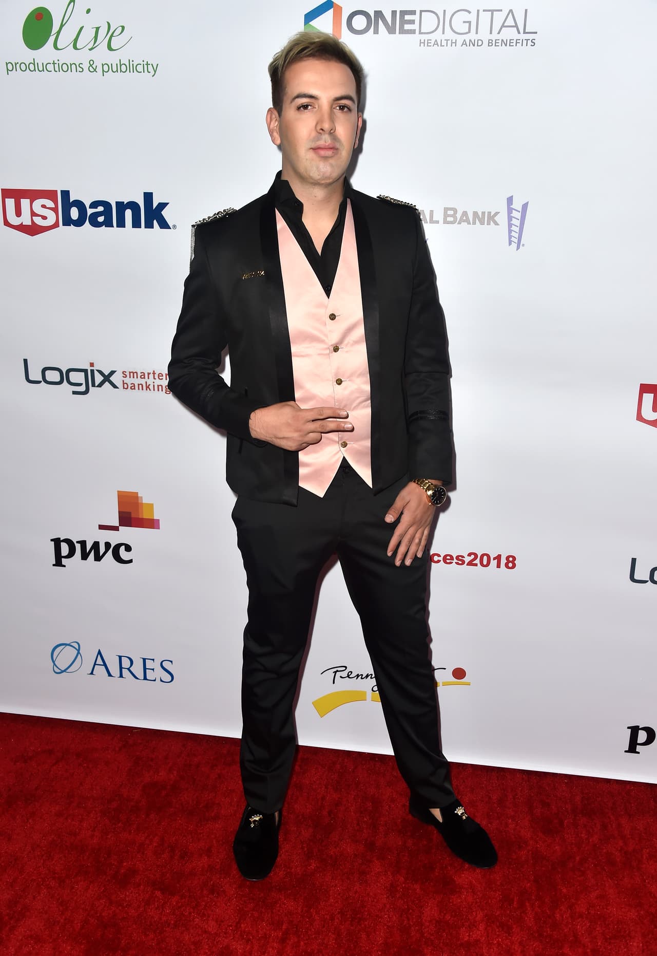 A la vedette se le pidió su opinión acerca de algunos cuestionamientos de los que ha sido objeto su novio en redes sociales y que ponen en duda que sea heterosexual.