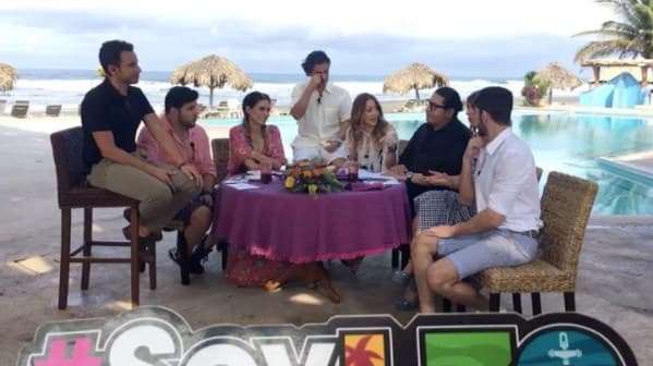 Alex Kaffie los tenía a todos muy interesados en su charla, qué les estaría contando.