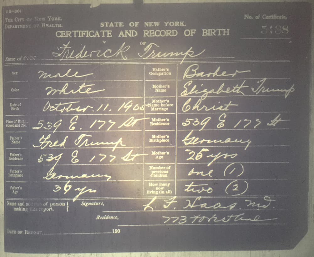 Foto del certificado oficial de nacimiento de Fred Trump, padre de Donald Trump.