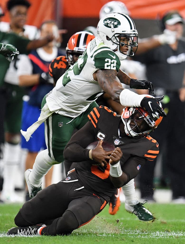 Faltando 3:01 del segundo cuarto, Tayrod Taylor sufrió este golpe que le provocó una sacudida. Fue llevado a los vestidores y su noche acabó completando 4 de 14 pases para 29 yardas. Pésima salida.