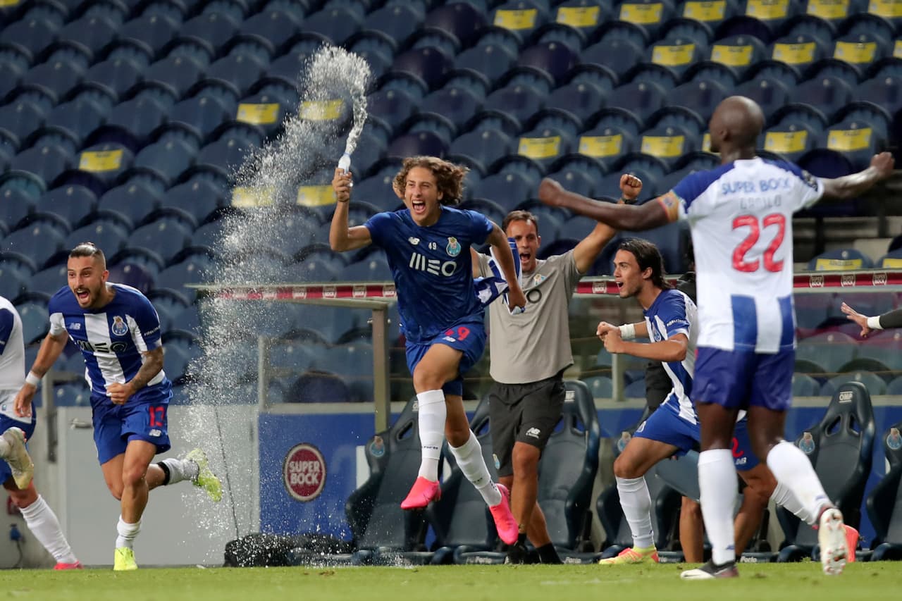 El Tecatito Corona firma su gran temporada al conseguir un nuveo título de la Liga Portuguesa con el Porto.