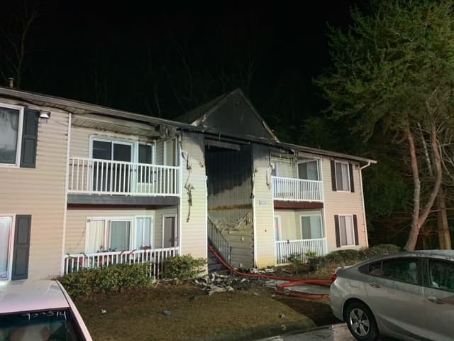 Los bomberos no han determinado la causa del fuego y tampoco han localizado a los habitantes del apartamento donde se cree que inició. Información sobre el incidente se puede reportar al 678-518-4890.