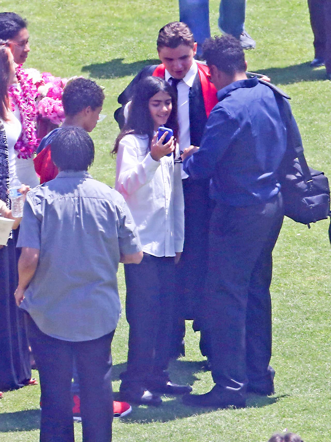 Prince usó una toga negra, junto a un birrete y su banda roja.