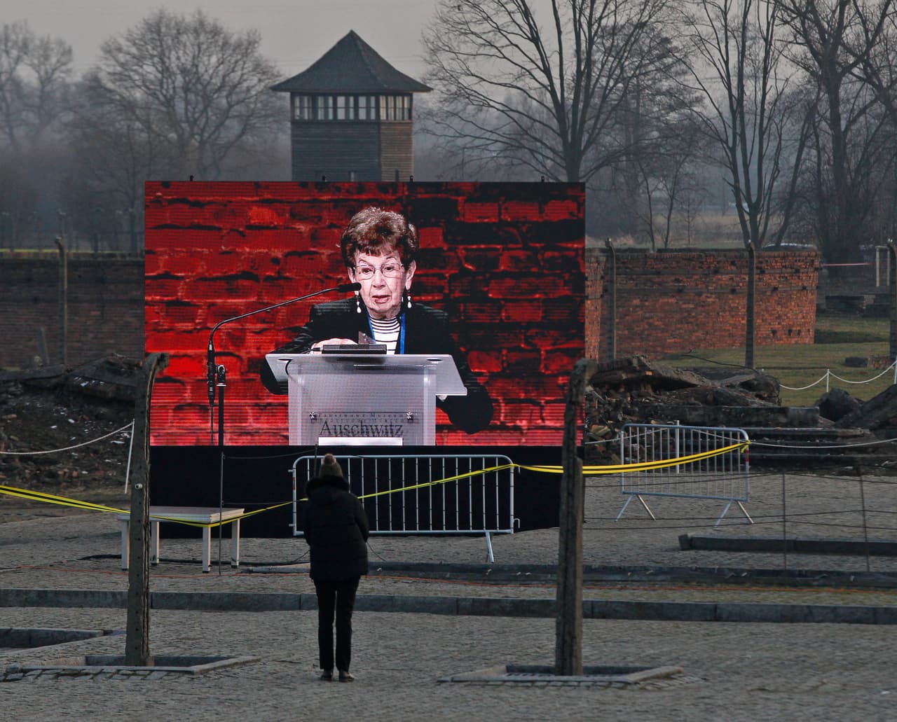 Los organizadores del evento señalaron que la finalidad de la conmemoración es dar un espacio para que el mensaje de los sobrevivientes sea escuchado, más allá de las disputas políticas que empañaron los preparativos del aniversario.
<br>