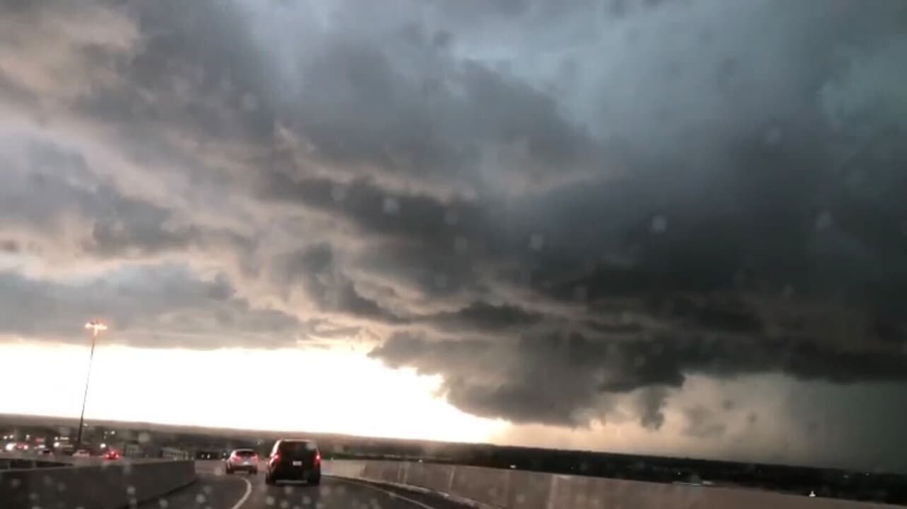 De hecho, el Servicio Nacional de Meteorología emitió una advertencia hasta las 9:45pm y también un aviso por tornado en Katy y Fulshear.