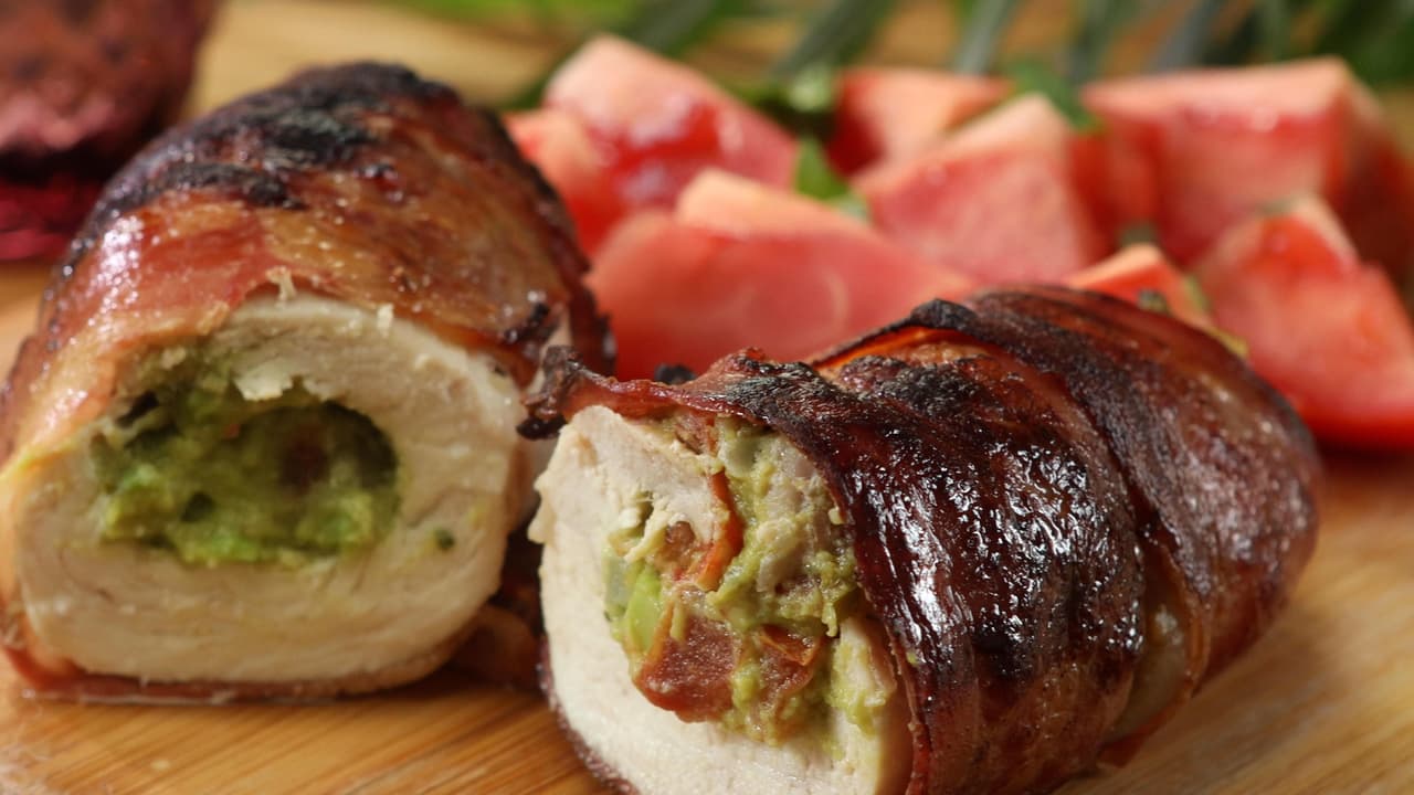 Pechuga de pollo rellena de guacamole y ¡envuelta en tocino!
