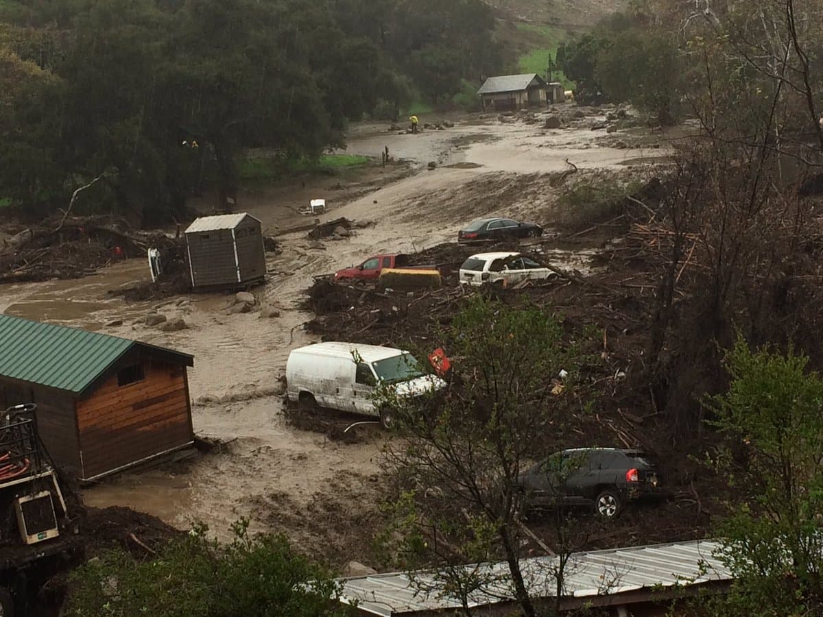 El agua y el lodo inundaron el campamento El Capitan Canyon Resort & Campground y varios vehículos acabaron destrozados a la orilla del mar.
