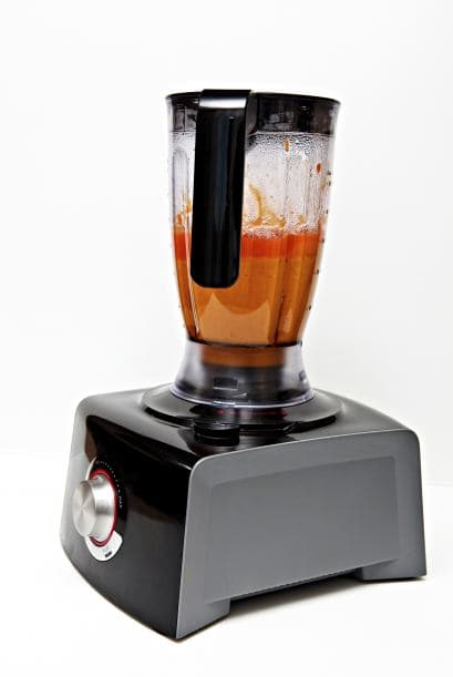 Para la licuadora, sólo llena el vaso con agua hasta tres cuartos de su capacidad y agrega unas gotas de tu jabón líquido. Enciéndela un par de minutos y estará limpia, sólo no te olvides de enjuagarla.